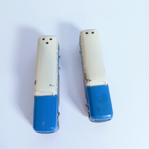 Greyhound Bus 1950's Salt & Pepper w/corks - Picture 2 of 3